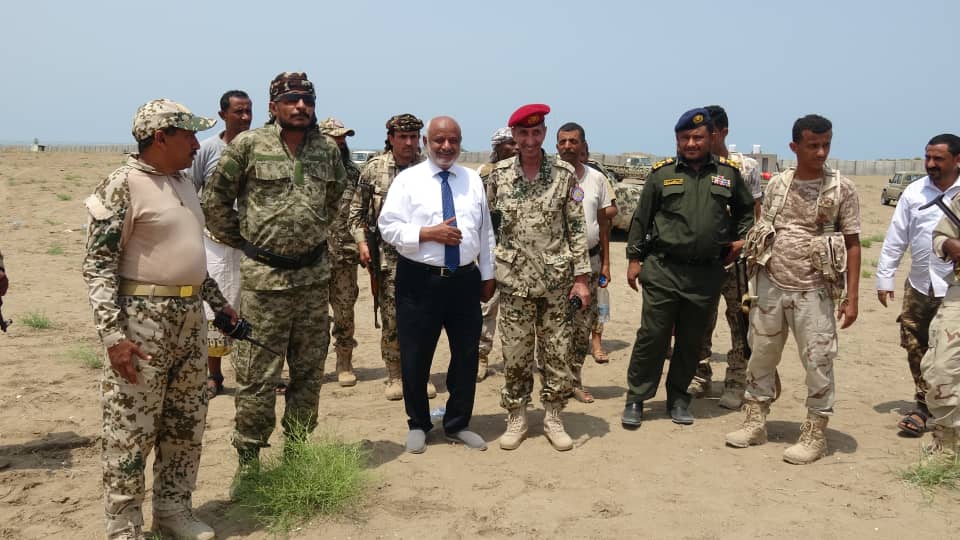 محافظ الحديدة يتفقد أبطال الجيش الوطني في جبهة الجاح