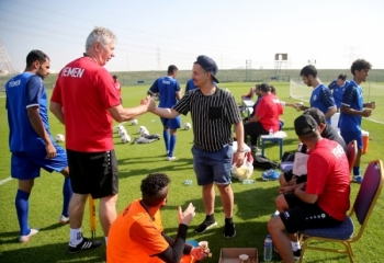 شاهد ماذا كُتب باللغة الإنجليزية على حافلة المنتخب اليمني في الامارات وأشعلت شبكات التواصل