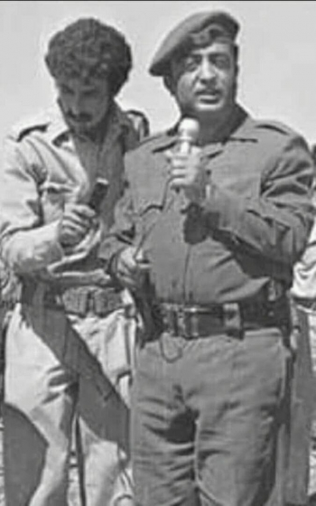 شاهد (صورة نادرة ) للرئيس الراحل" ابراهيم الحمدي " يلقي خطابا.. والمفاجأة من يقف خلفه وماذا يفعل!