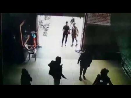 شاهد فيديو يفضح جريمة حوثية على طريقة أفلام هوليود في مركز تجاري وسط اليمن