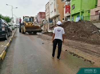 البرنامج السعودي يواصل رفع مخلفات سيول الامطار من شوارع عدن