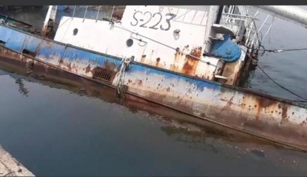 غرق سفينتين جديدتين في عدن وتلوث بيئي يهدد الأحياء البحرية  وأبناء عدن يتهمون الانتقالي بالصمت 