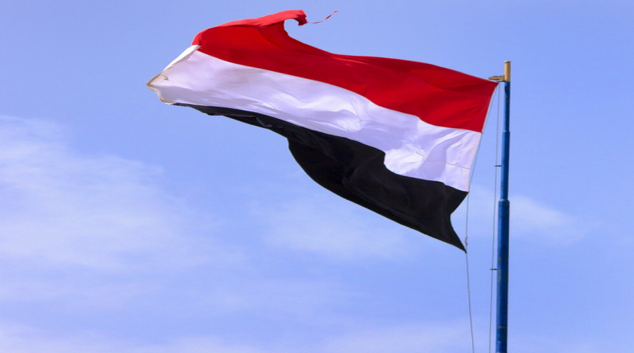 بعد اتفاق الرياض .. العلم اليمني يرفرف في سماء عدن