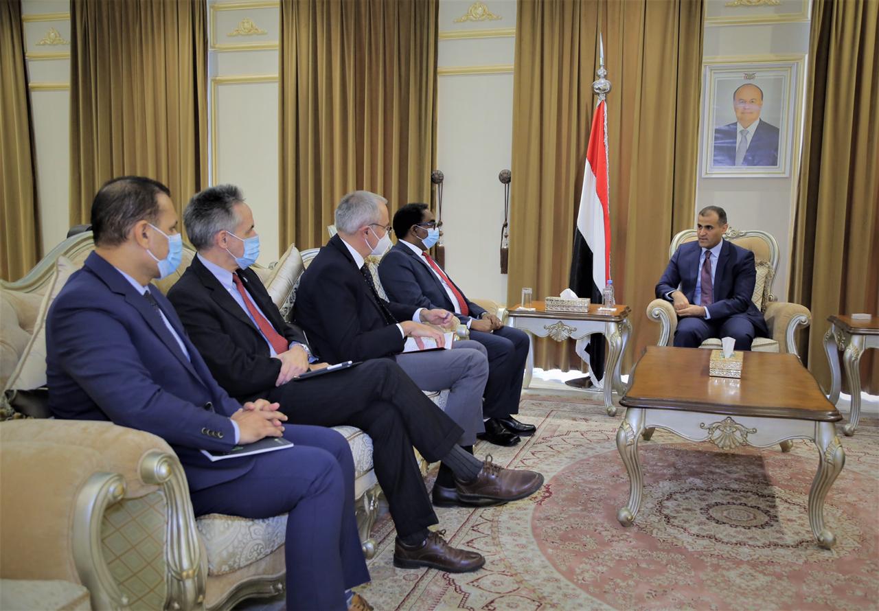 وزير الخارجية يبحث مع (الفاو) خطة مكافحة الجراد الصحراوي في اليمن