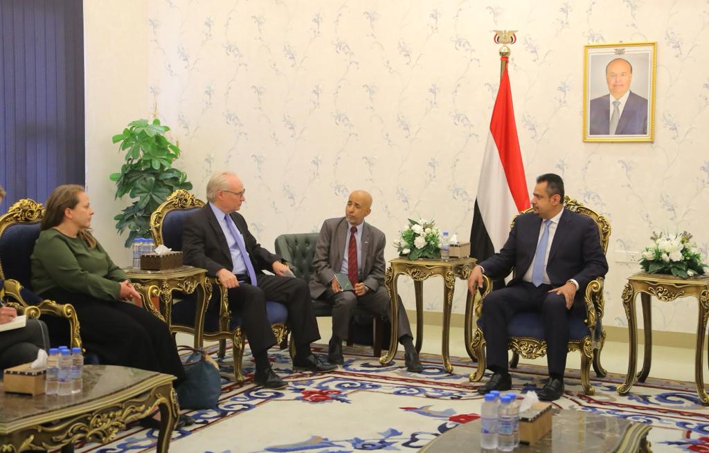  رئيس الوزراء يناقش مع الوفد الأمريكي في عدن وضع خزان صافر النفطي واستمرار التعنت الحوثي (تفاصيل) 
