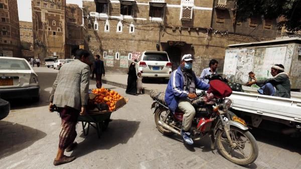 مليشيا الحوثي تواصل حملاتها الإجرامية على الباعة المتجولين وعمال البسطات في صنعاء