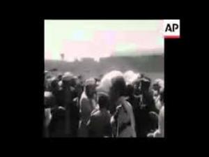 شاهد..أول فيديو لتشييع جثمان « زعيم اليمن » ودفنه بصنعاء والشخصية الكبيرة التي اقتحمت المراسم وفاجأت القتلة !