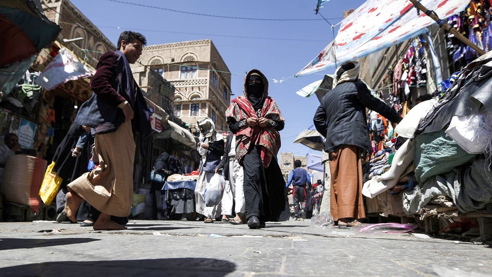 الحوثيون يعتدون على ناشطة بالضرب بسبب منشورات على فيسبوك
