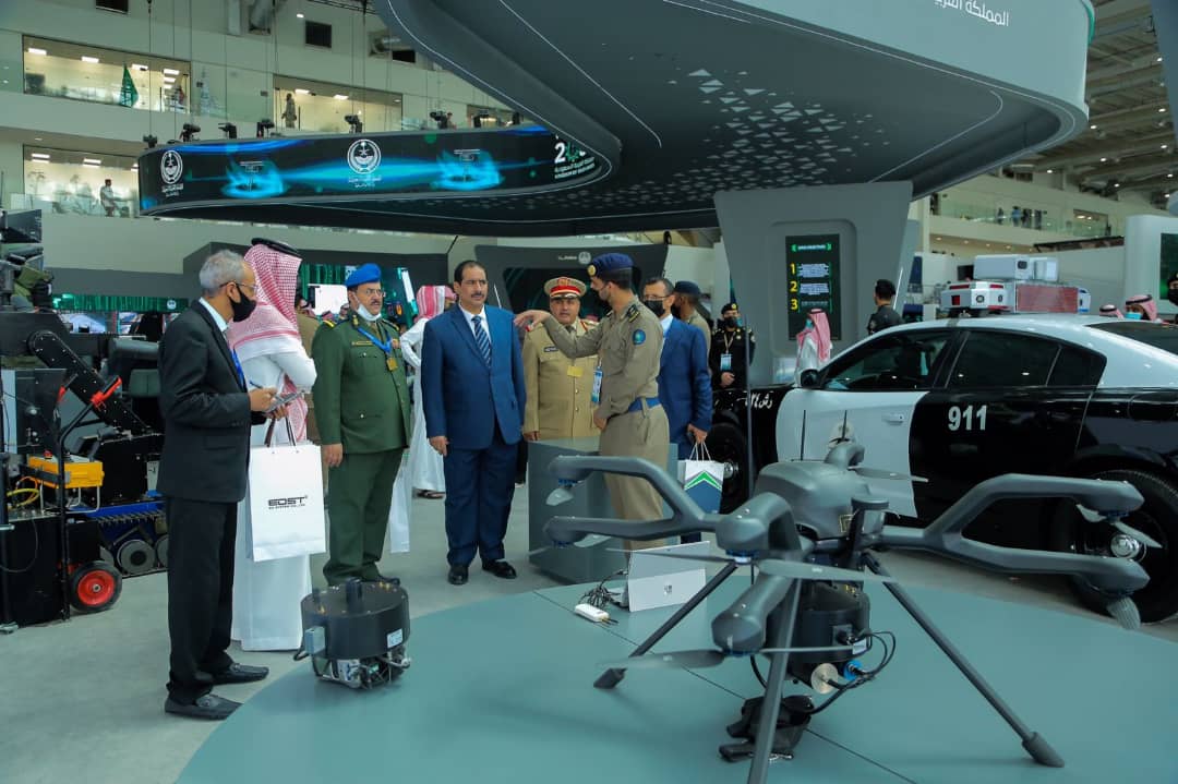 وزير الداخلية يزور معرض الدفاع العالمي في الرياض (صورة) 