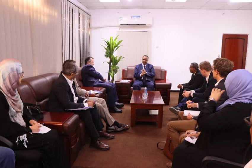 وزير الشؤون الاجتماعية والعمل يلتقي مع منسق الشؤون الإنسانية في اليمن