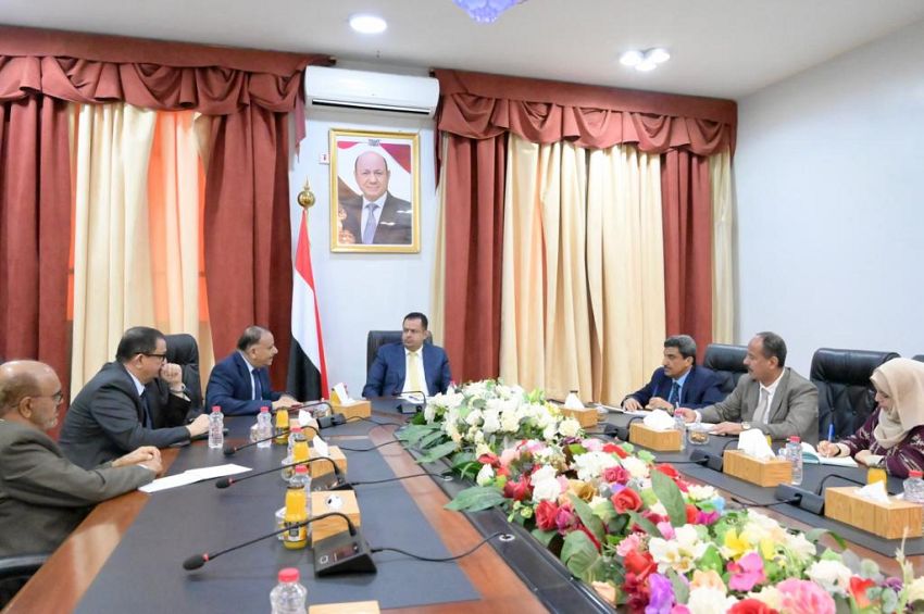 رئيس الوزراء يترأس في عدن اجتماع لقيادة وزارة النقل وعدد من الهيئات والمؤسسات التابعة لها