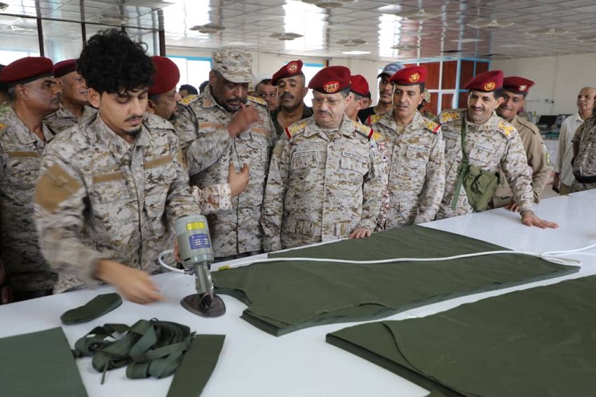 عدن .. وزير الدفاع يتفقد سير العمل في دائرة الإمداد والقاعدة الإدارية العسكرية