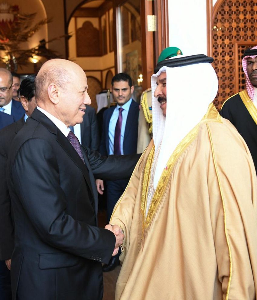 رئيس مجلس القيادة يبحث مع ملك البحرين العلاقات الثنائية وسبل مواجهة التحديات المشتركة
