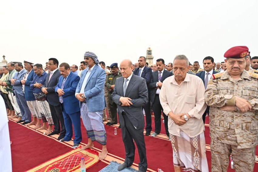 رئيس مجلس القيادة الرئاسي يؤدي صلاة العيد ويستقبل جموع المهنئين (صور) 