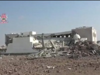 شاهد وبالصورة مليشيا الحوثي تُفجر مسجدًا في الحديدة 