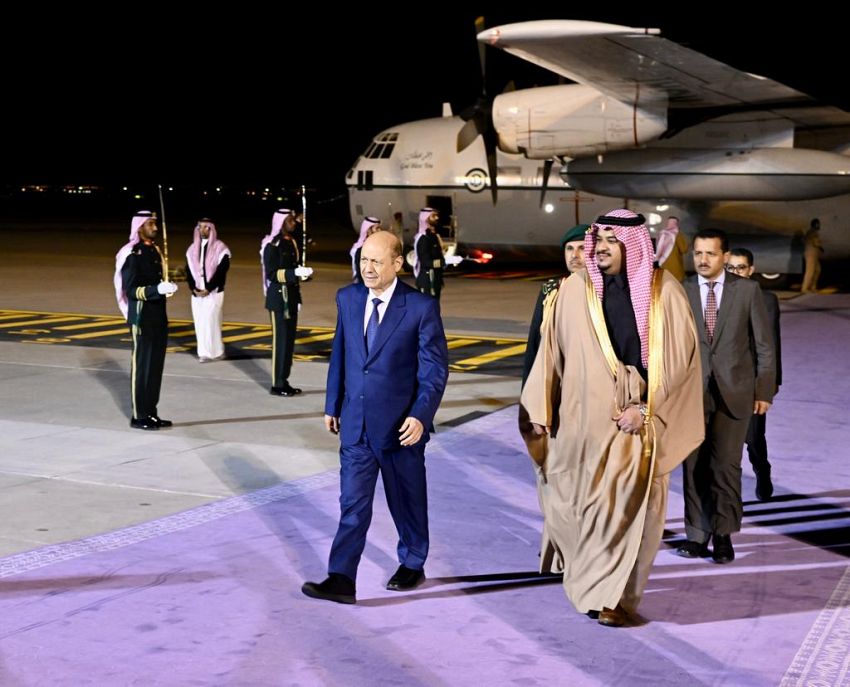 رئيس مجلس القيادة الرئاسي يصل الرياض للمشاركة في اعمال القمة العربية الصينية