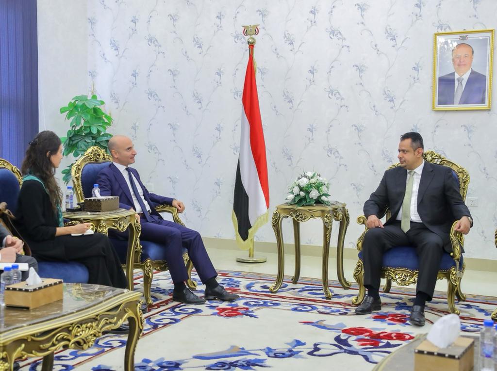 رئيس الوزراء يستقبل في العاصمة المؤقتة عدن السفير الفرنسي لدى اليمن 