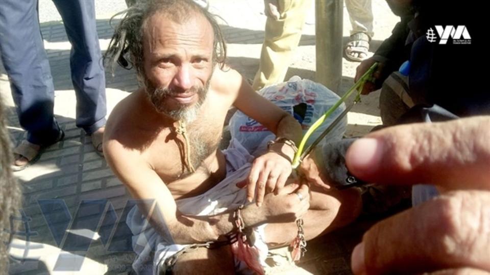شاهد بالصورة ..ميليشيا الحوثي تُلقي بمعتقليها في شوارع صنعاء (تفاصيل)