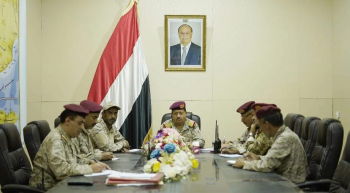 وزير الدفاع يترأس اجتماعاً استثنائياً بقادة الجيش لمناقشة المستجدات الميدانية