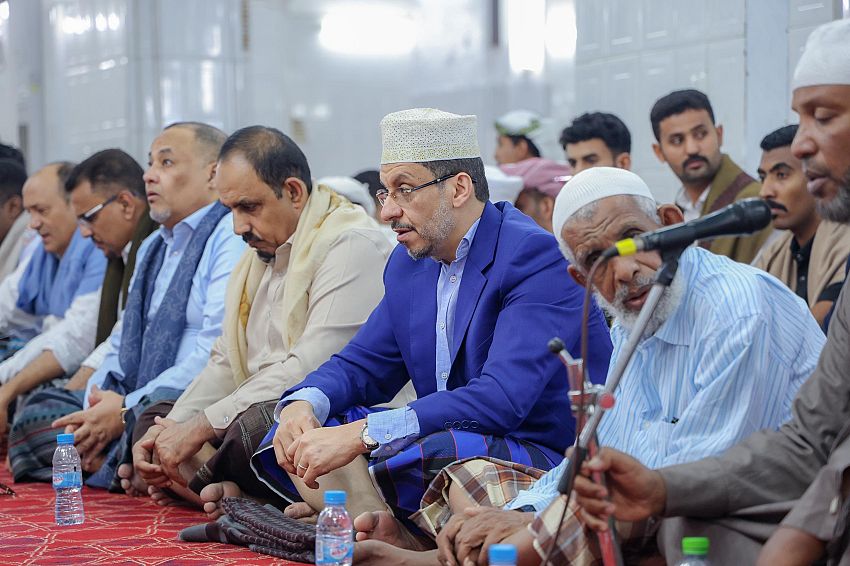 رئيس الوزراء يؤدي صلاة عيد الفطر مع جموع المصلين في مدينة المكلا