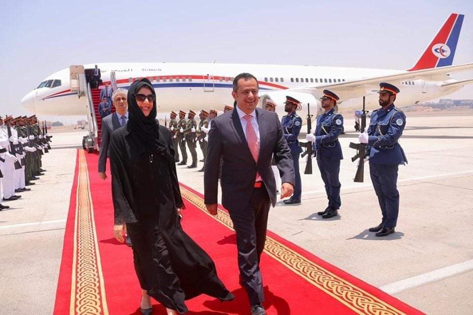رئيس الوزراء يصل إلى دولة الإمارات لبحث المستجدات والتطورات الراهنة بشأن الملف اليمني (صور)