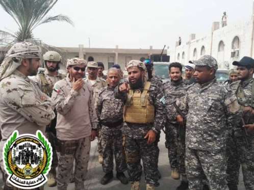 قائد قوات التحالف العربي يزور معسكر لواء حماية المنشآت في عدن