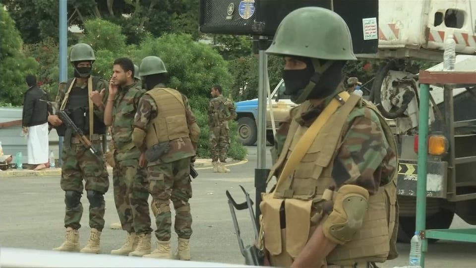 الحوثي يعتقل 26 ضابطاً من منتسبي الأمن السياسي في صنعاء