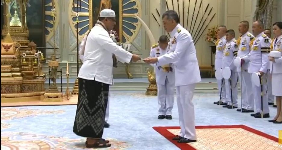 السفير باحميد يقدم أوراق اعتماده للملك التايلندي سفيراً غير مقيم لليمن