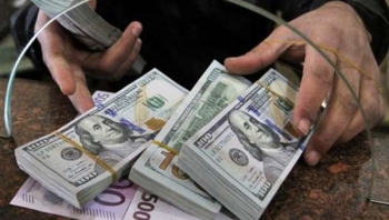 الكشف عن اليمنيين الذين انقذوا العملة المحلية ب 8 مليار دولار