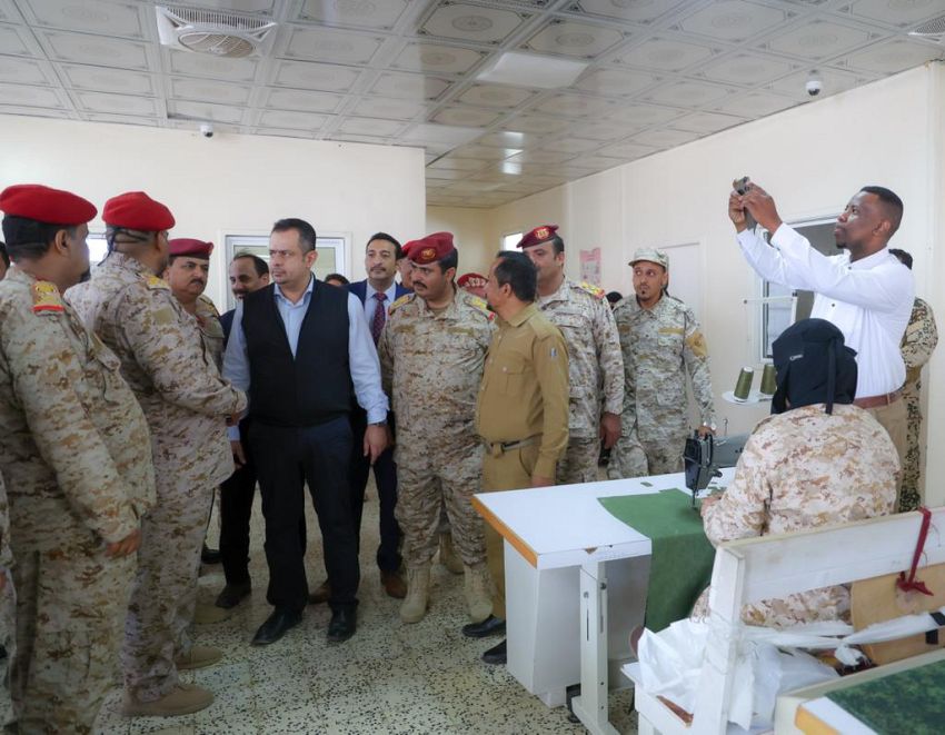 رئيس الوزراء يشدد على معالجة الإشكاليات التي تعاني منها القاعدة الإدارية العسكرية في عدن