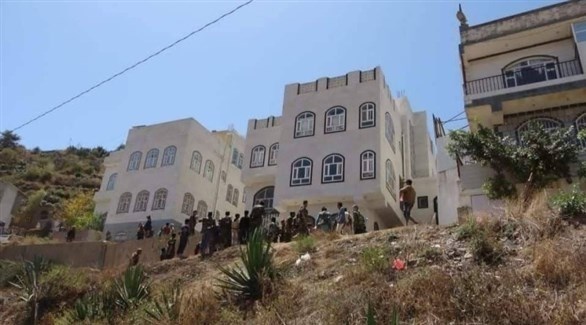 ميليشيا الحوثي تنهب ممتلكات النازحين في البيضاء