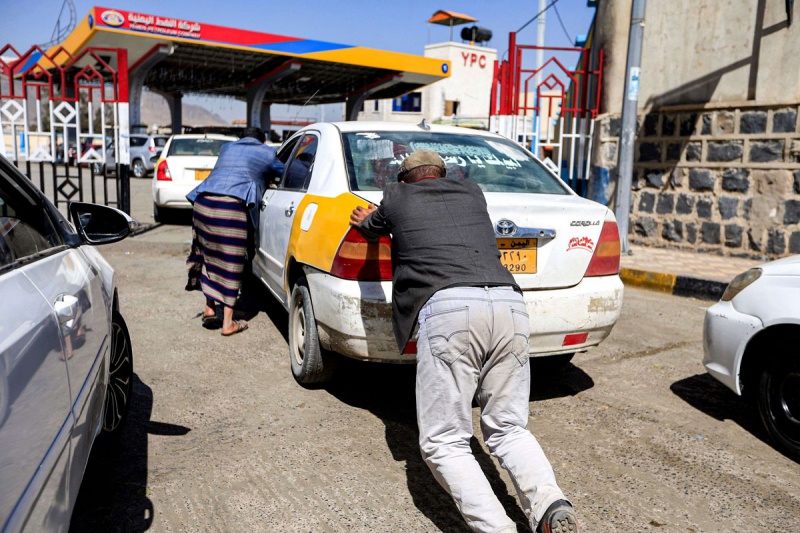 أغلى سعر في العالم : الحوثيون يقرون جرعة جديدة في أسعار الوقود