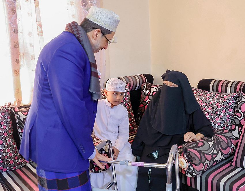 رئيس الوزراء يزور التربوية ومعلمة الأجيال عائشة العيدروس وينوه بدورها الرائد في دعم تعليم الفتيات