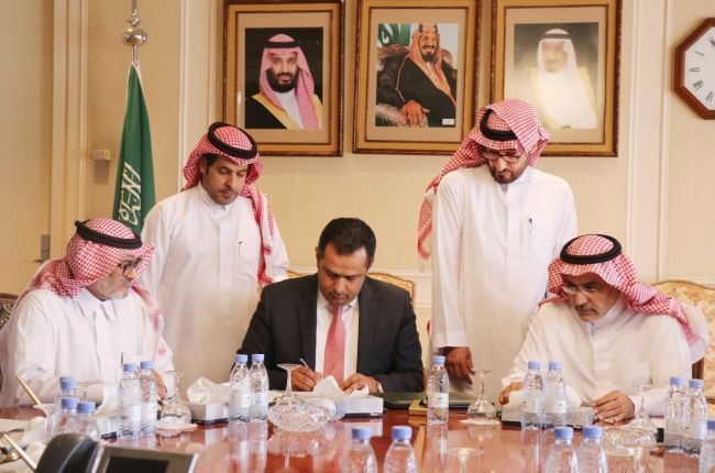 د.معين عبدالملك يعلن تمديد المنحة السعودية للمشتقات النفطية عاماً كاملاً