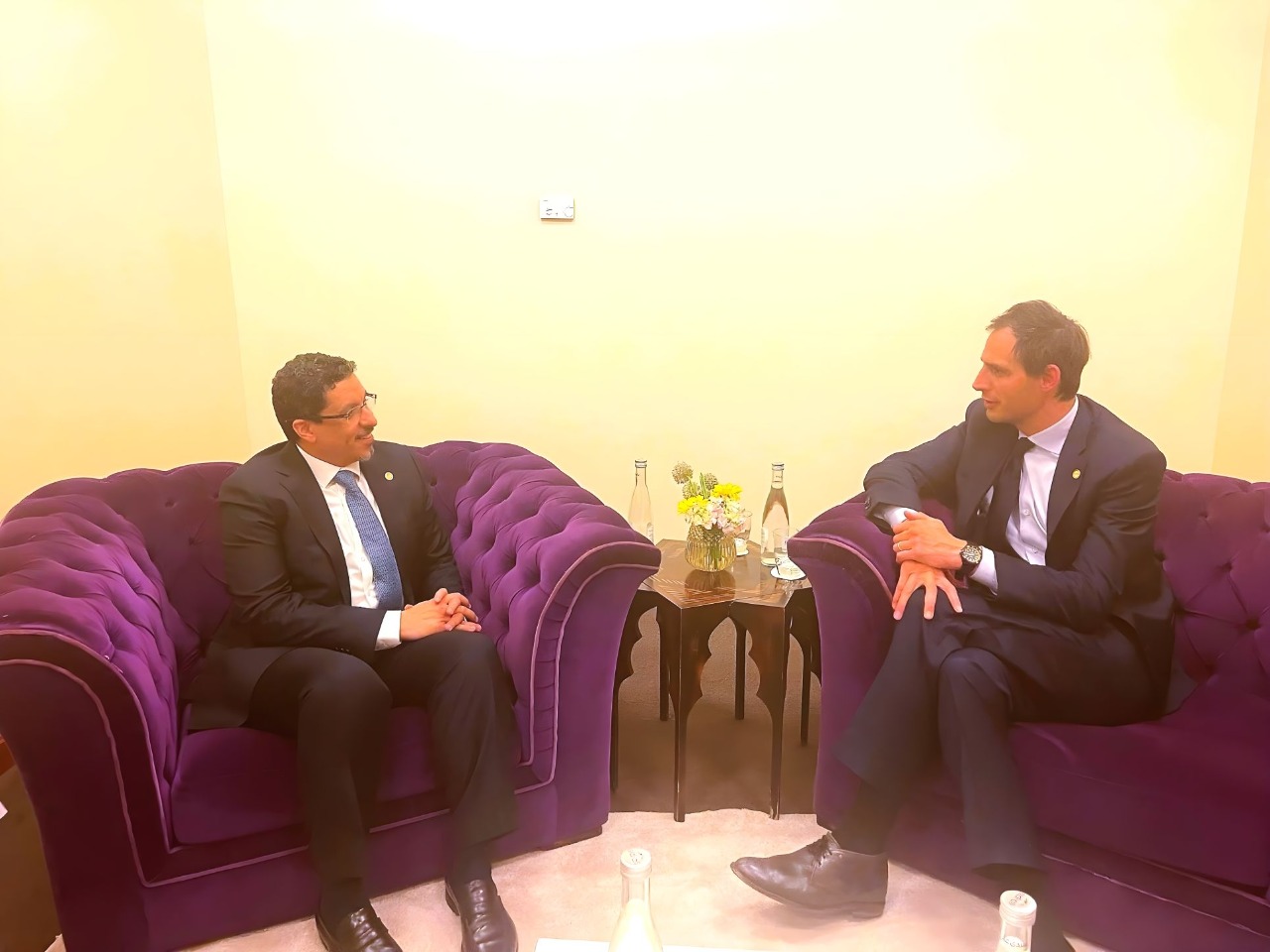 وزير الخارجية يناقش مع نظيره الهولندي الترتيبات لتنظيم مؤتمر دولي لمعالجة وضع خزان صافر