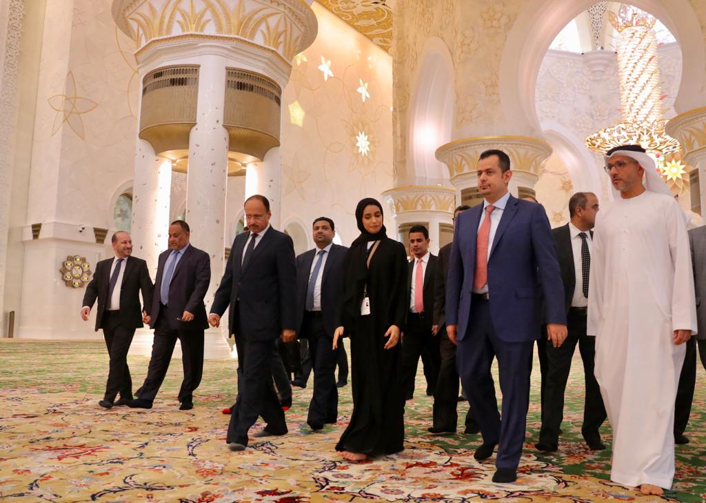 رئيس الحكومة يزور مسجد الشيخ زايد وواحة الكرامة في أبوظبي