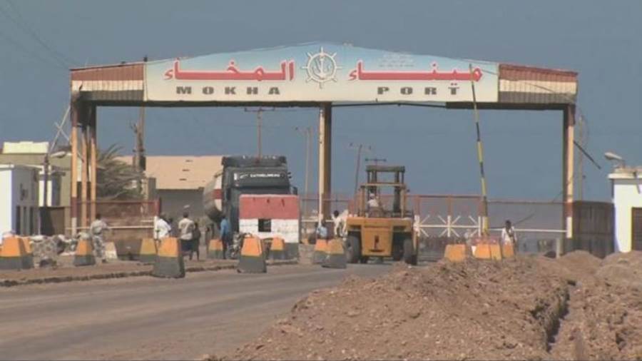 بعد إعادة افتتاحه.. استهداف حوثي لميناء المخا بقصف صاروخي