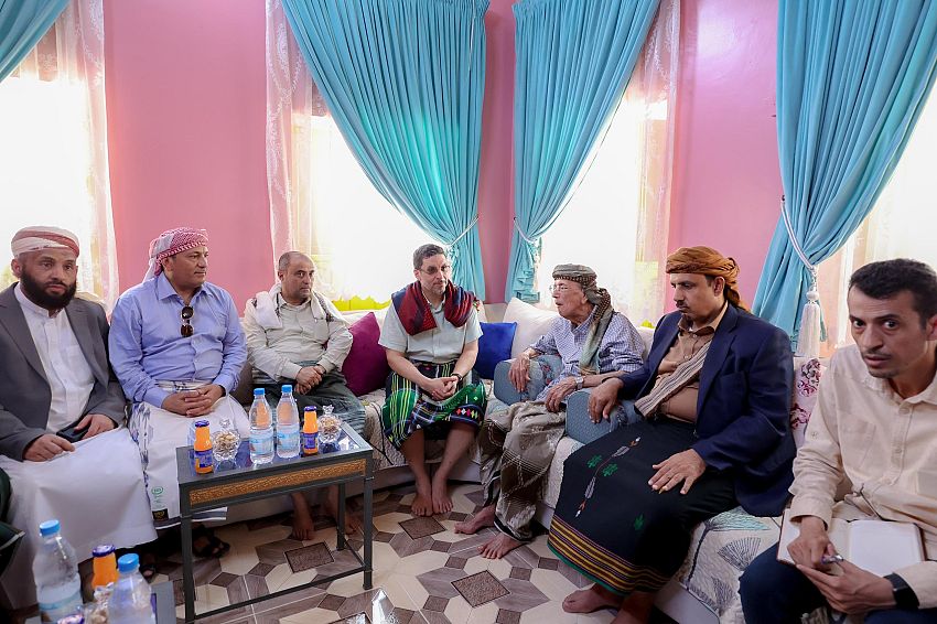  رئيس الوزراء يزور رئيس هيئة الجزر اليمنية سابقاً الدكتور عوض عبدالله بامطرف