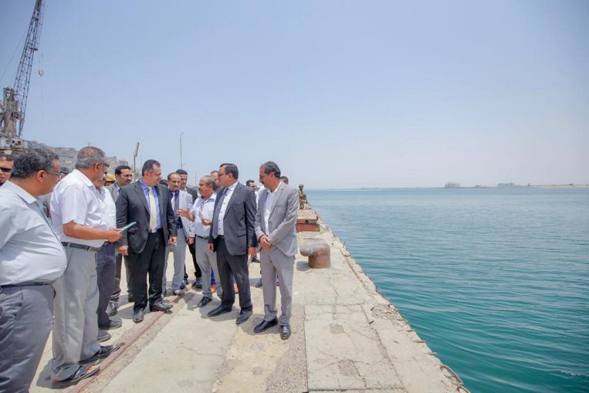 رئيس الوزراء يتفقد عدد من المصانع والمؤسسات والهيئات الزراعية والسمكية في عدن (صور) 