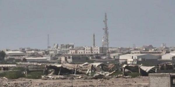 قصف حوثي مكثف استهدف مواقع القوات المشتركة بالدريهمي
