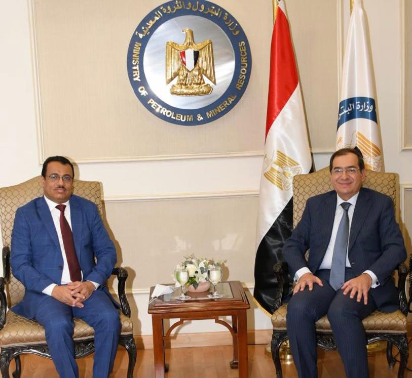 وزير النفط يبحث مع نظيره المصري إمكانية الاستفادة من الخبرات والتجارب المصرية