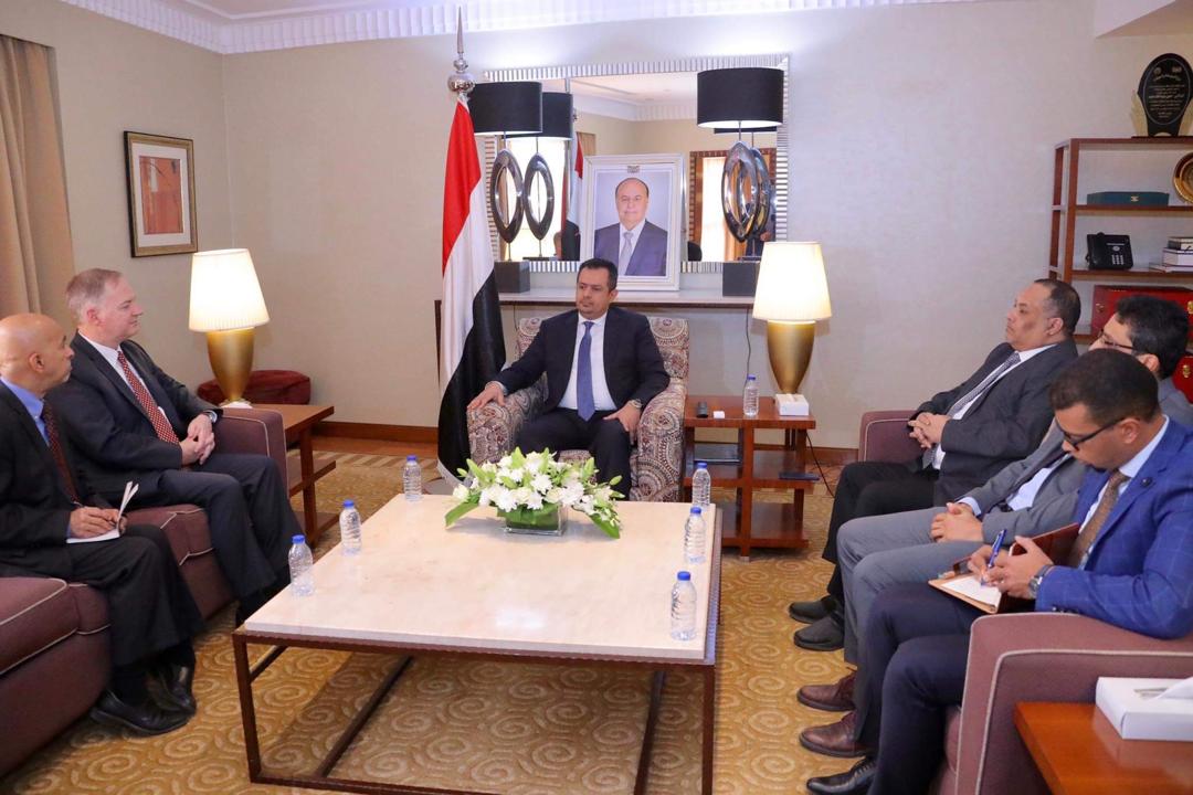 رئيس الوزراء يشيد بالدعم الأمريكي الثابت للحكومة اليمنية
