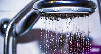 10 أخطاء شائعة أثناء الإستحمام ضارة صحياًومؤلمة