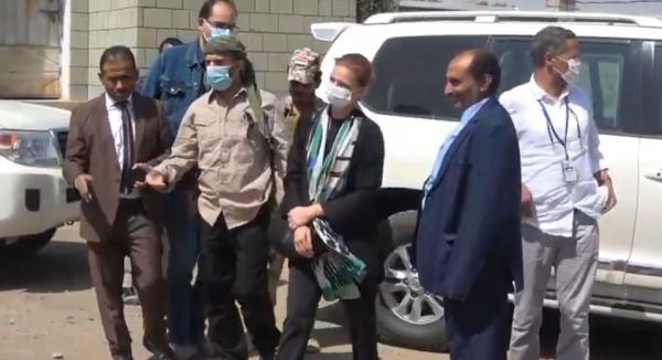 نائبة المبعوث الأممي تزور حيس وتستنكر جرائم الحوثيين