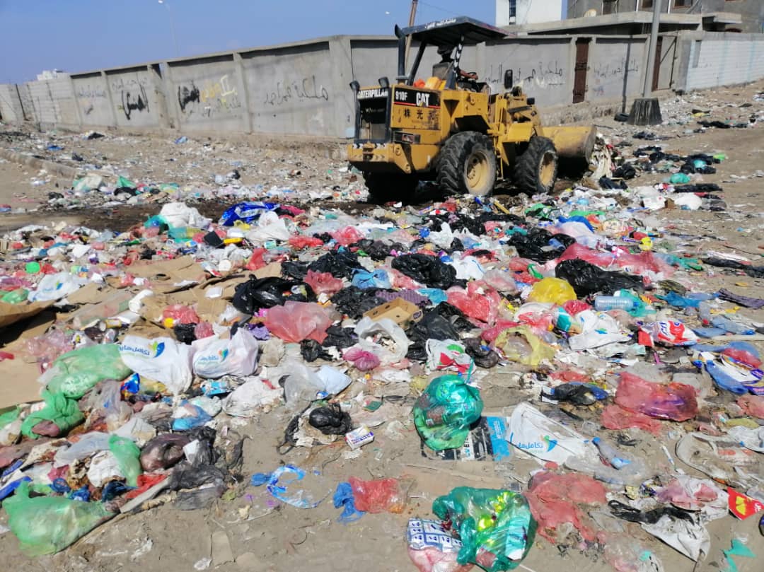 بالصور .. تواصل اعمال حملة النظافة الشاملة التي اطلقتها الحكومة في عدن لليوم التاسع على التوالي