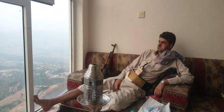 ما حقيقة تواجد قيادي حوثي في طيرمانة الرئيس الراحل صالح؟!.. (صورة)
