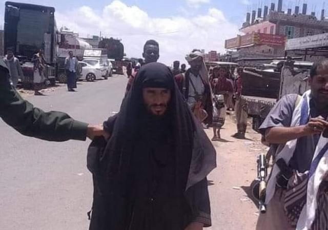 شاهد بالصورة حوثي بملابس نسائية وسط سوق شعبي (تفاصيل)
