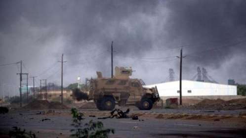 شاهد بالفيديو.. حريق هائل في قصف حوثي على مركز تجاري بالحديدة
