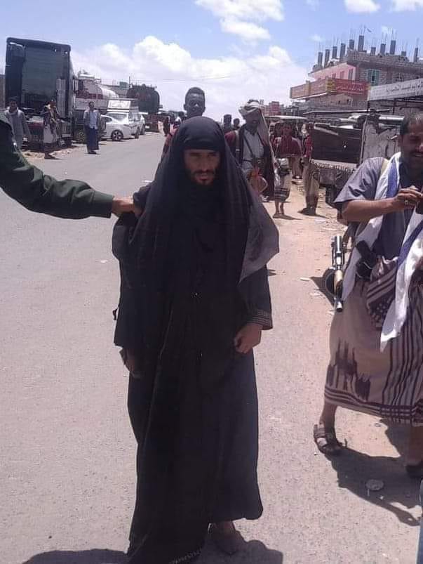 القبض على حوثي متنكرًا بزي نساء أثناء زراعته عبوات ناسفة بأحد الأسواق "صورة"
