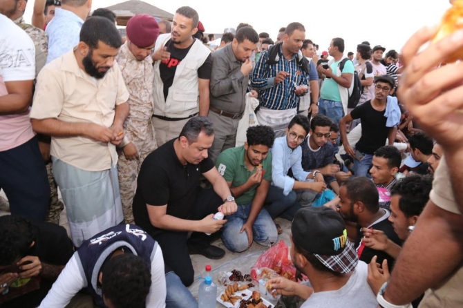  رئيس الوزراء معين عبدالملك يفاجئ تجمع شبابي في عدن بحضوره لطعام الإفطار (صور) 